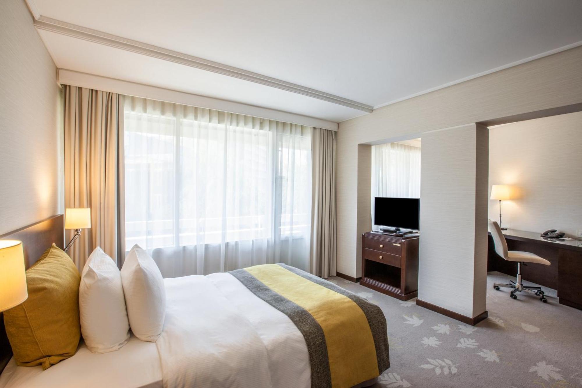Crowne Plaza Bucharest By Ihg Hotel Exterior foto